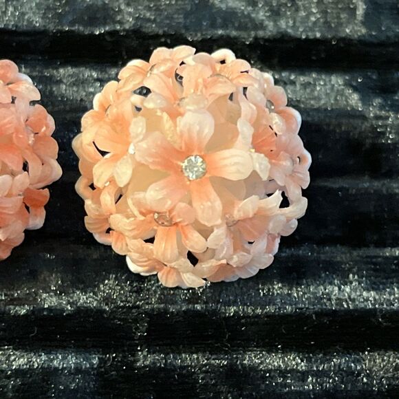 Vintage Pink Acrylic Bushel Of Daisies Austrian Crystals Screw Back Earrings - Picture 3 of 8